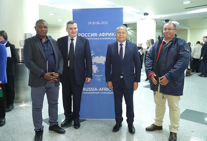 Chairman of the Committee on Informational Policy, Technologies and Communications Alexander Khinshtein and members of the delegation of the Republic of Madagascar