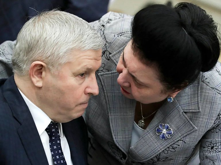 Член Комитета по аграрным вопросам Виктор Кидяев и член Комитета по контролю и Регламенту Раиса Кармазина