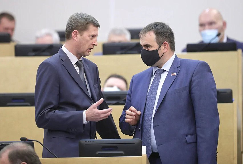 Член Комитета по государственному строительству и законодательству Сергей Иванов (слева)