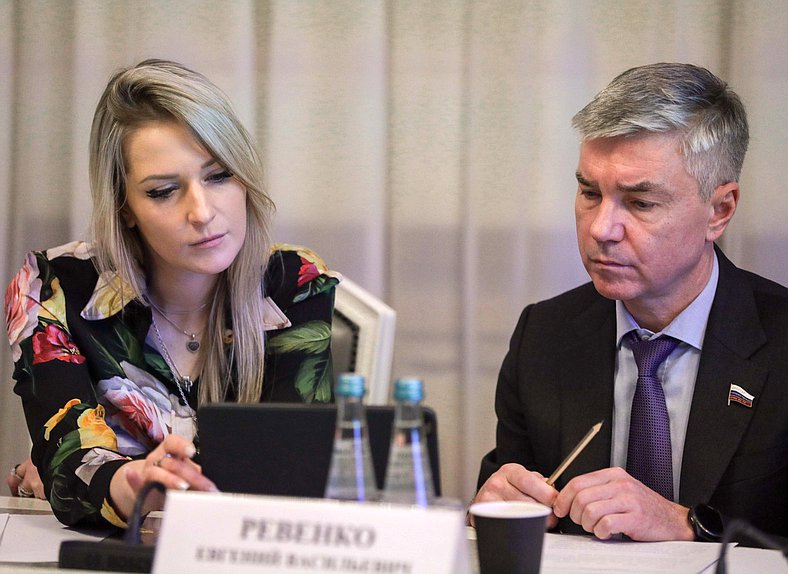 Председатель Комитета по развитию гражданского общества, вопросам общественных и религиозных объединений Яна Лантратова и член Комитета по физической культуре и спорту Евгений Ревенко