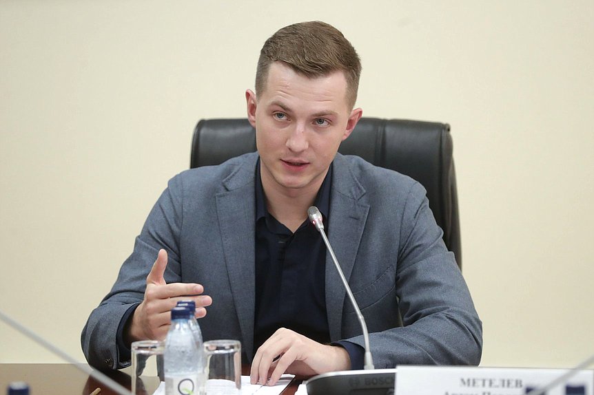 Председатель Комитета по молодежной политике Артем Метелев