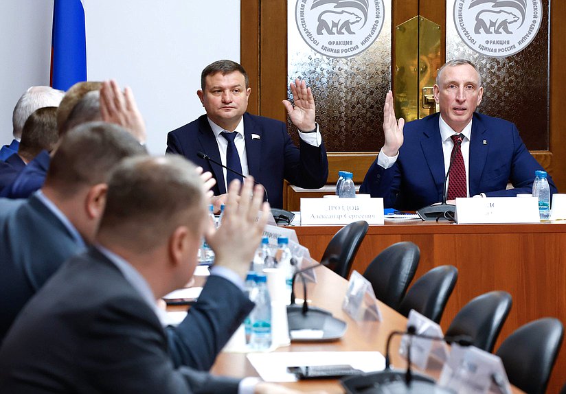 Заместитель Председателя Комитета по промышленности и торговле Александр Дроздов и Первый заместитель Председателя Комитета Александр Козловский