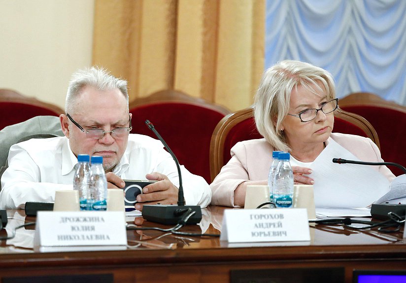 Члены Комитета по охране здоровья Андрей Горохов и Вероника Власова