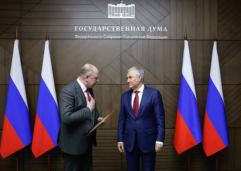 Председатель Государственной Думы Вячеслав Володин и военный корреспондент Объединенной дирекции информационных программ ГТК «Телеканал «Россия» Сергей Зенин