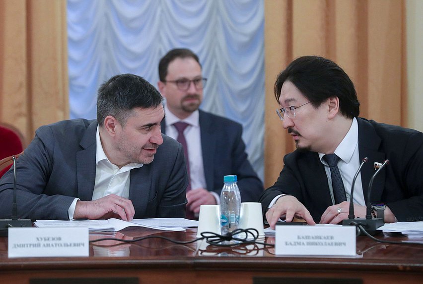 Член Комитета по охране здоровья Дмитрий Хубезов и Председатель Комитета Бадма Башанкаев