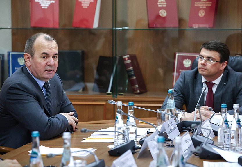 Статс-секретарь — заместитель Министра цифрового развития, связи и массовых коммуникаций РФ Иван Лебедев и Председатель Комитета по информационной политике, информационным технологиям и связи Сергей Боярский