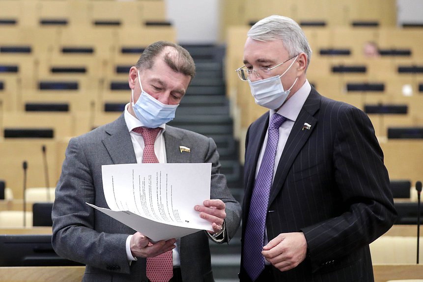 Председатель Комитета по экономической политике Максим Топилин и член Комитета по экономической политике Эдуард Кузнецов