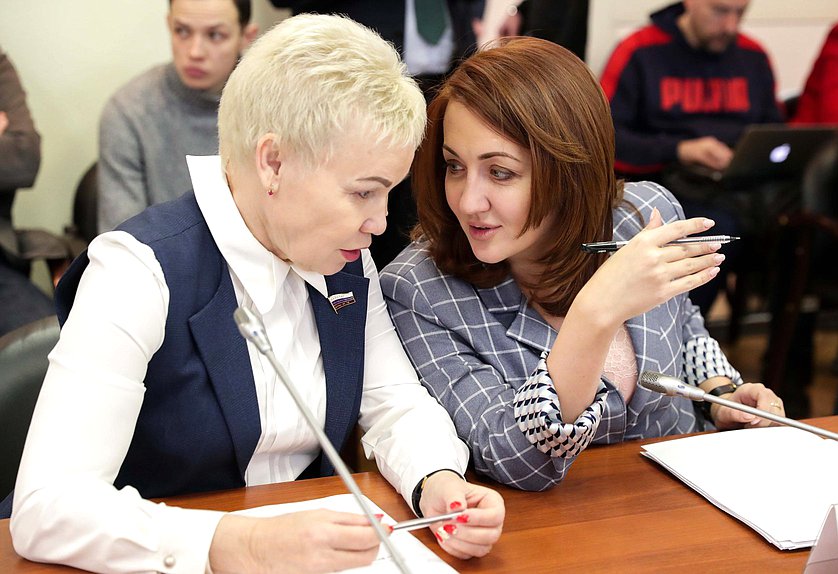 Члены Комитета по физической культуре, спорту, туризму и делам молодежи Рима Баталова и Наталья Кувшинова