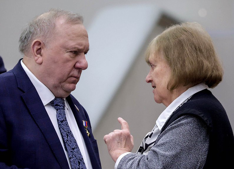 Заместители Председателя Комитета по развитию гражданского общества, вопросам общественных и религиозных объединений Владимир Шаманов и заместитель Председателя Комитета по обороне Светлана Савицкая