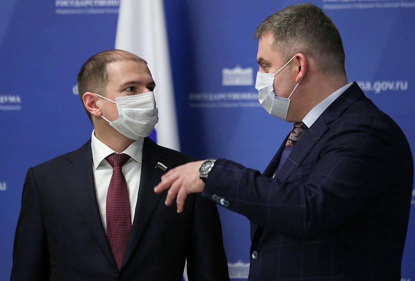 Первый заместитель Председателя Комитета по контролю Михаил Романов и заместитель Председателя Комитета по контролю Дмитрий Ламейкин
