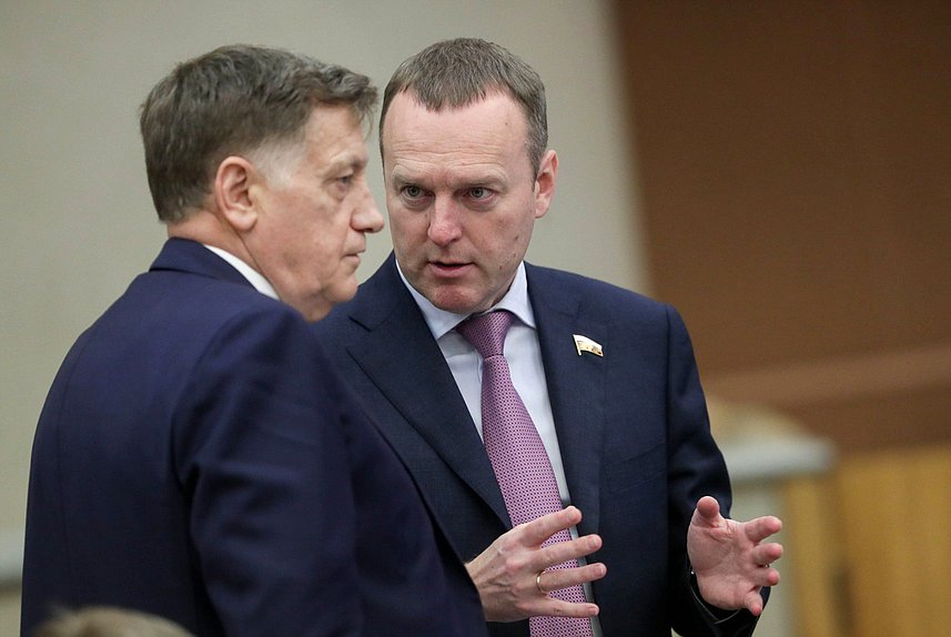 Член Комитета по финансовому рынку Вячеслав Макаров и Первый заместитель Председателя Комитета Константин Бахарев