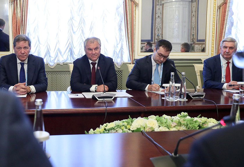 Jefe de la Duma Estatal, Vyacheslav Volodin, y Vice Jefes primeros de la Duma Estatal, Alexander Zhukov e Ivan Melnikov