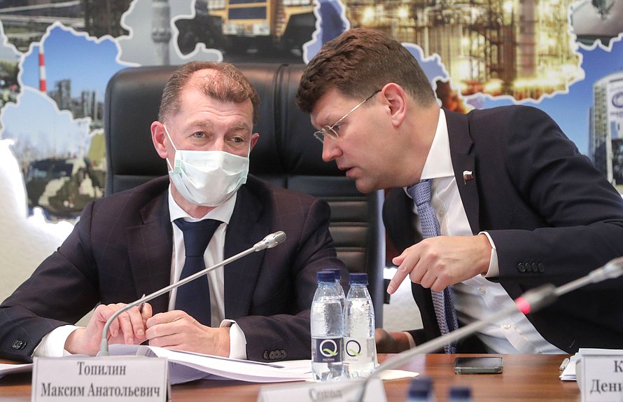 Председатель Комитета по экономической политике Максим Топилин и член Комитета Денис Кравченко