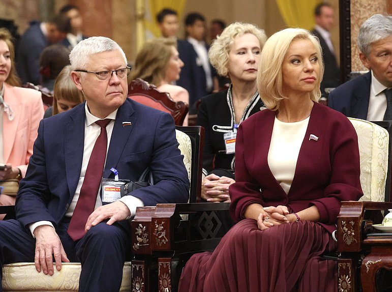 Председатель Комитета по безопасности и противодействию коррупции Василий Пискарев и Председатель Комитета по культуре Ольга Казакова