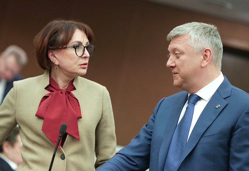 Член Комитета по обороне Татьяна Кусайко и член Комитета по государственному строительству и законодательству Дмитрий Вяткин