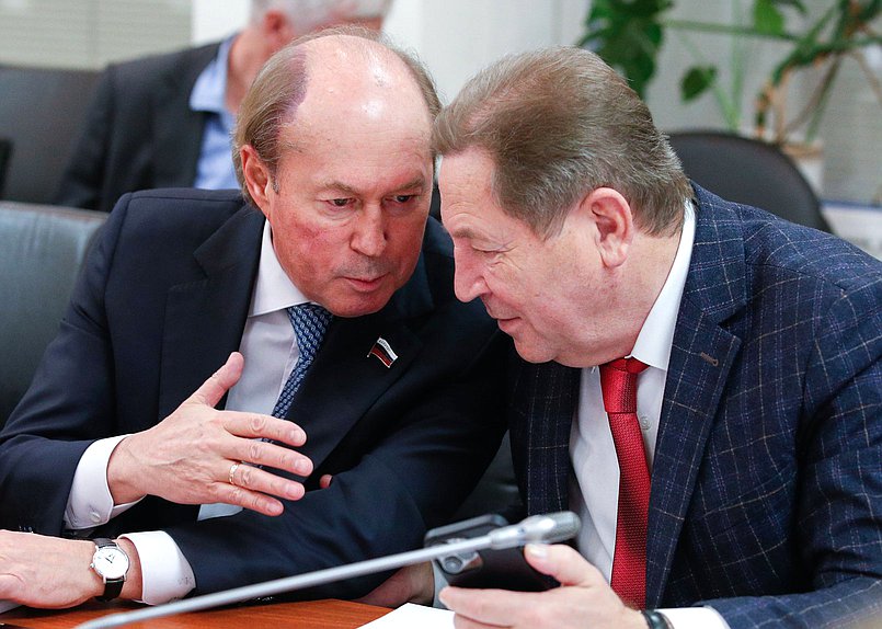 Заместитель Председателя Комитета по науке и высшему образованию Владимир Кононов и член Комитета Михаил Кузьмин