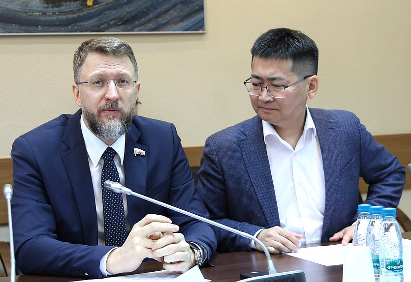 Член Комитета по развитию Дальнего Востока и Арктики Дмитрий Погорелый и член Комитета по экологии, природным ресурсам и охране окружающей среды Николай Будуев