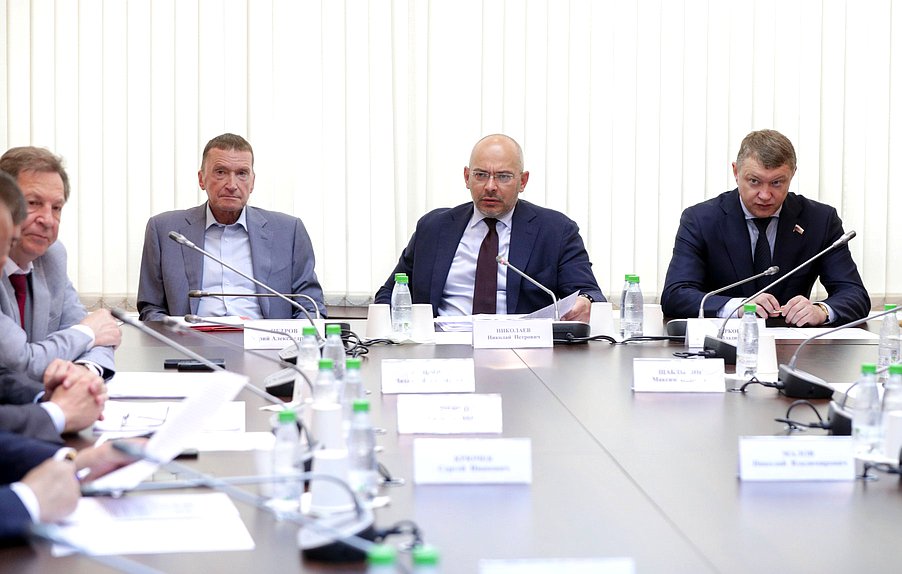 Председатель Комитета по природным ресурсам, собственности и земельным отношениям Николай Николаев, Первый заместитель Председателя Комитета Юрий Петров и член Комитета Евгений Марков