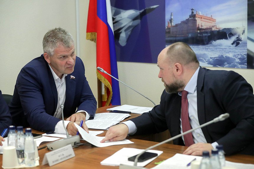 Заместитель Председателя Комитета по охране здоровья Алексей Куринный и заместитель Министра здравоохранения РФ Андрей Плутницкий