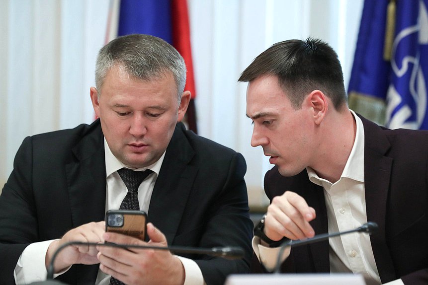 Члены Комитета по молодежной политике Вячеслав Дамдинцурунов и Дмитрий Шатунов