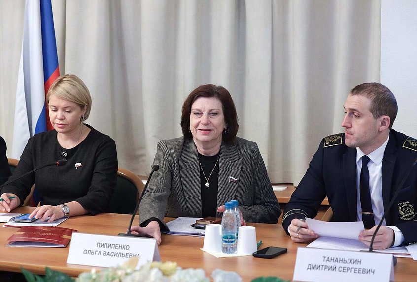 Заместитель Председателя Комитета по науке и высшему образованию Екатерина Харченко и член Комитета Ольга Пилипенко