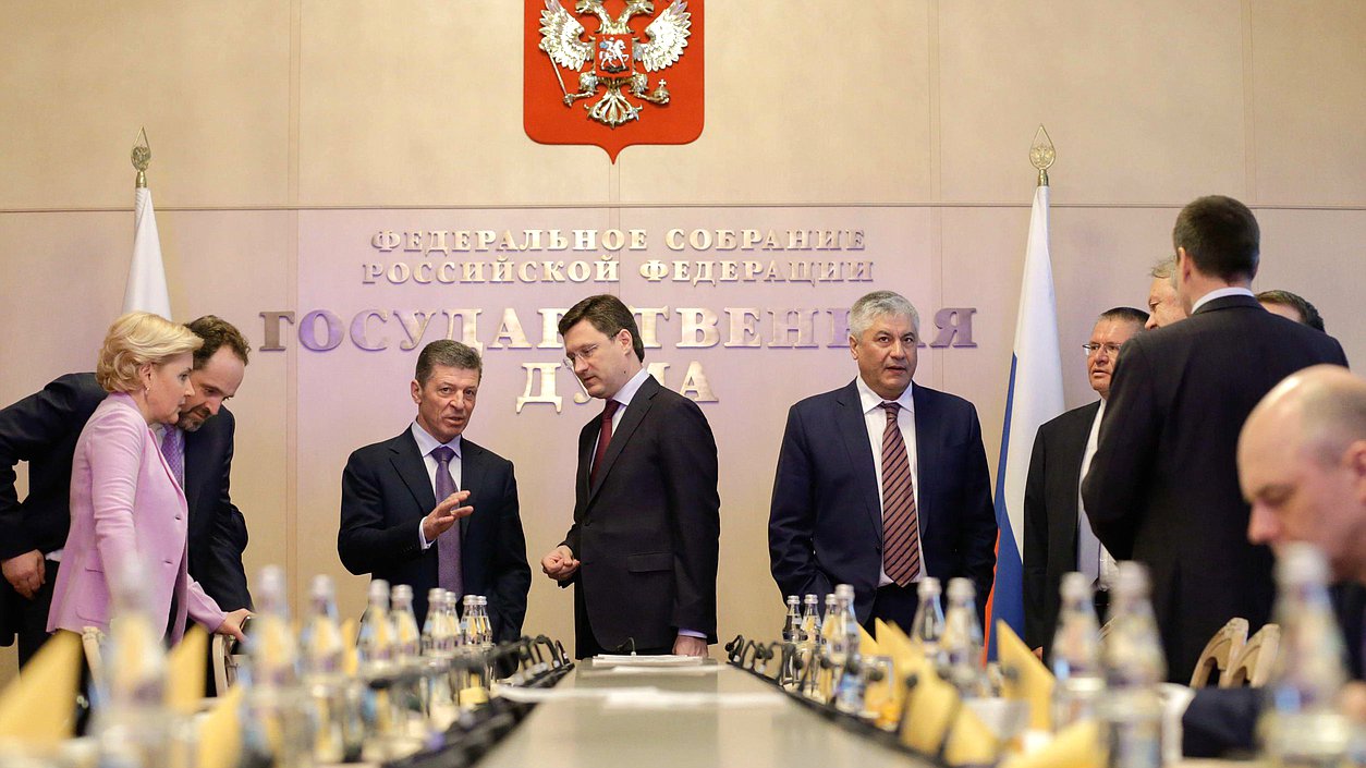 Встреча министров правительства РФ в Гербовом зале перед выступлением Премьер-министра РФ Дмитрия на пленарном заседании в Государственной Думе РФ.