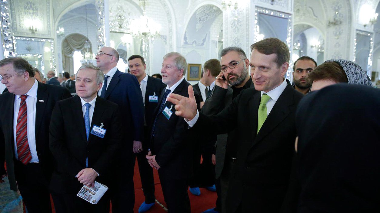 Второй день рабочего визита в Исламскую Республику Иран. Посещение российской делегацией дворцового комплекса Голестан, служившего резиденцией шахских правителей. В настоящее время это государственный музей.