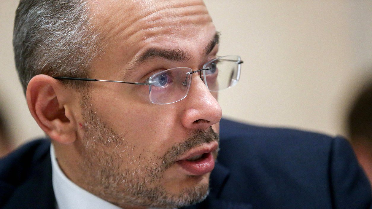 Председатель Комитета по природным ресурсам, собственности и земельным отношениям Николай Николаев
