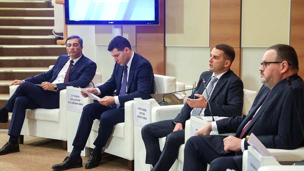 Председатель Комитета по промышленности и торговле Владимир Гутенев, Министр промышленности и торговли РФ Антон Алиханов, Председатель Комитета по труду, социальной политике и делам ветеранов Ярослав Нилов и Министр труда и социальной защиты РФ Антон Котяков