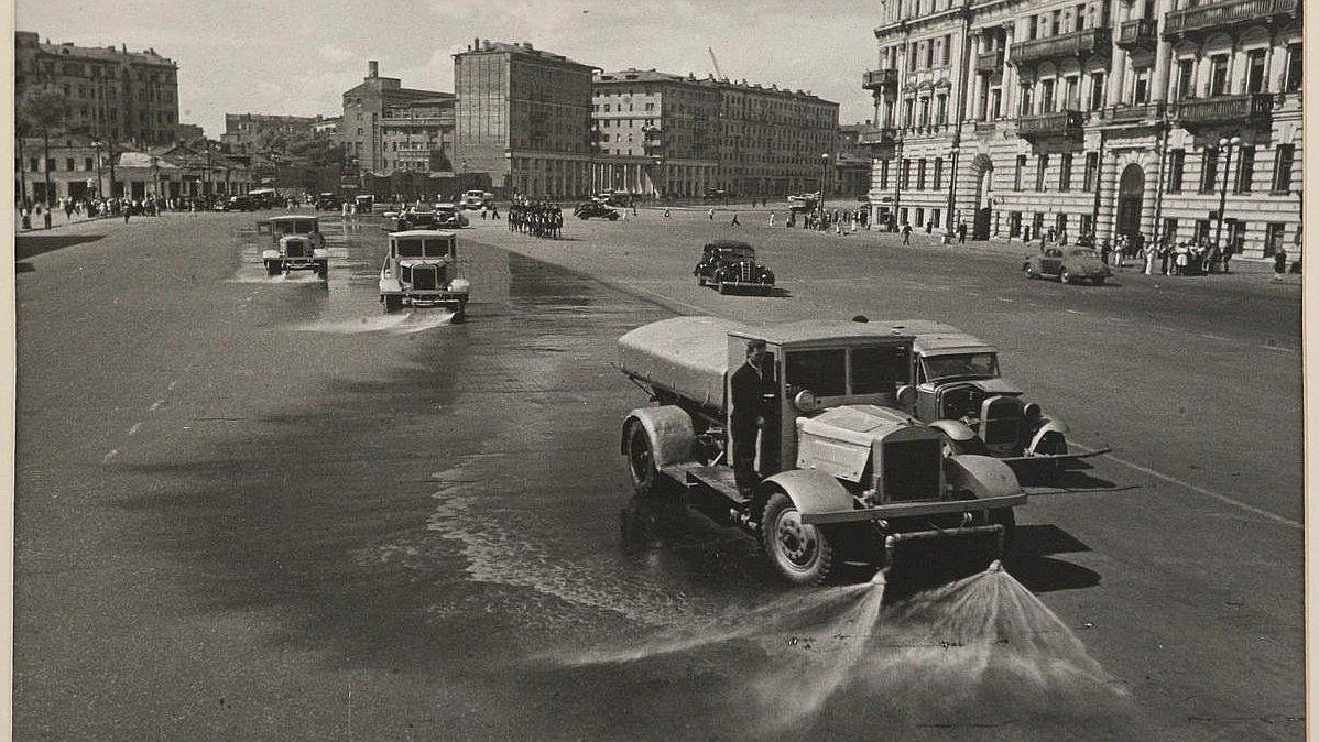 Открытие фотовыставки "Дороги войны". Евгений Устинов (1919-1975). Уборка Садового кольца после прохода колонны немецких военнопленных. Москва, 17 июля 1944г.