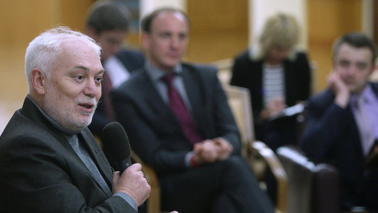 Заседание медиа клуба Государственной Думы.  Гостем клуба стал Рустам Арифджанов.