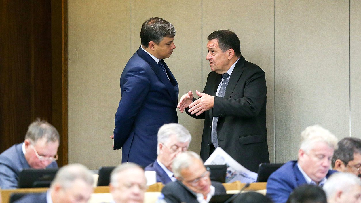 Председатель Комитета по бюджету и налогам Андрей Макаров и Председатель Комитета по охране здоровья Дмитрий Морозов