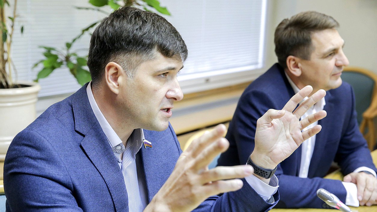 Заместитель Председателя Комитета по региональной политике и проблемам Севера и Дальнего Востока Владимир Пушкарев и член Комитета по федеративному устройству и вопросам местного самоуправления Андрей Марков