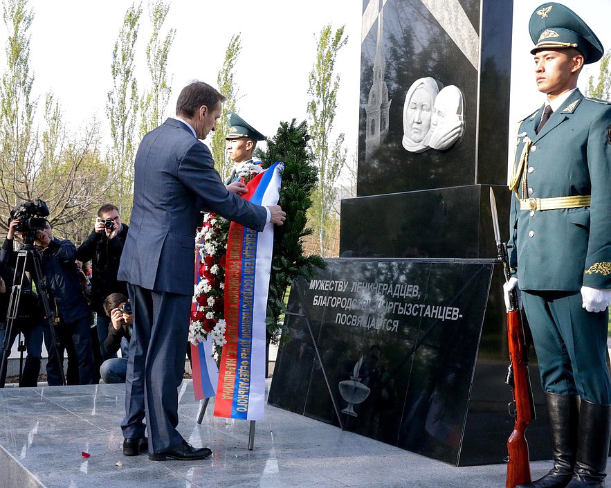 Возложение венка к Мемориалу памяти жертв блокады Ленинграда.

