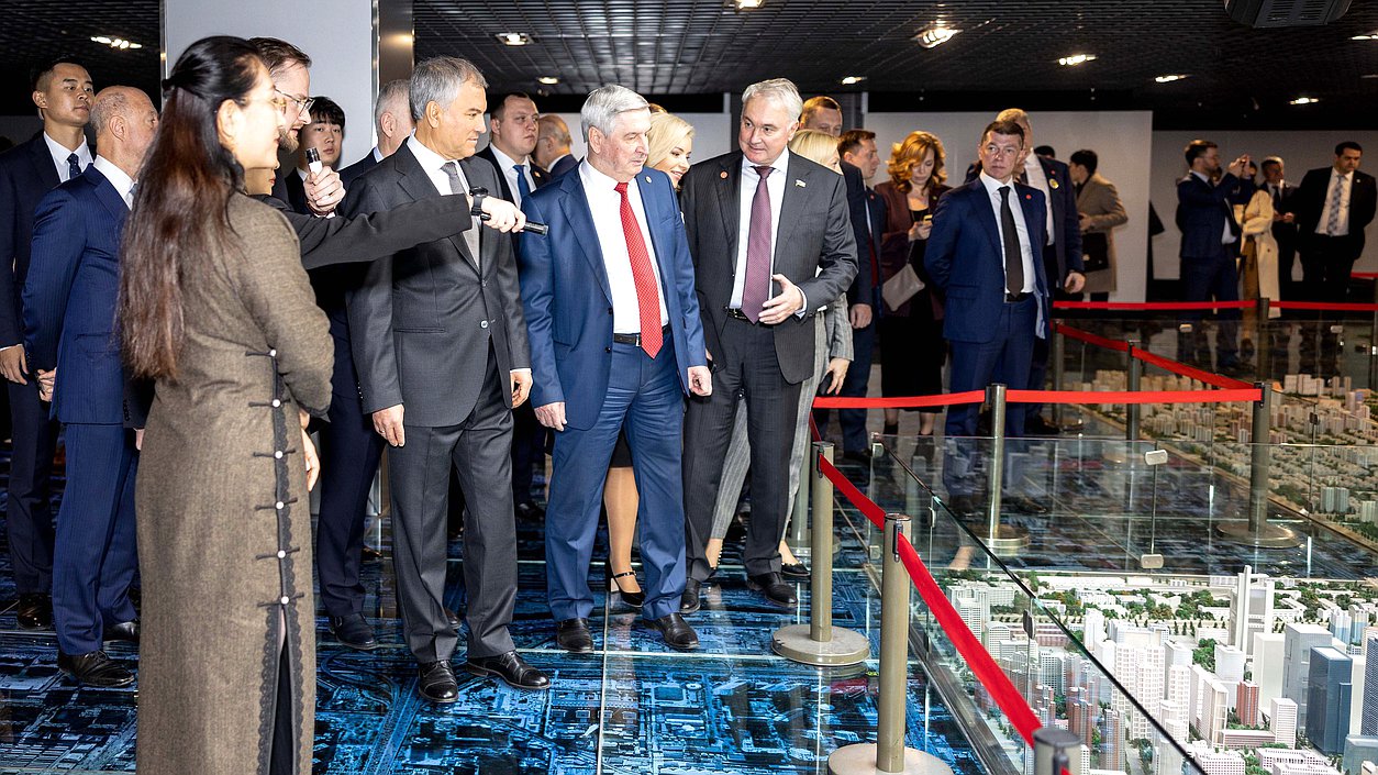 维亚切斯拉夫·沃洛金国家杜马主席, 伊万·梅尔尼科夫国家杜马第一副主席和安德烈·卡尔塔波洛夫国防委员会主席。北京城市规划展览中心