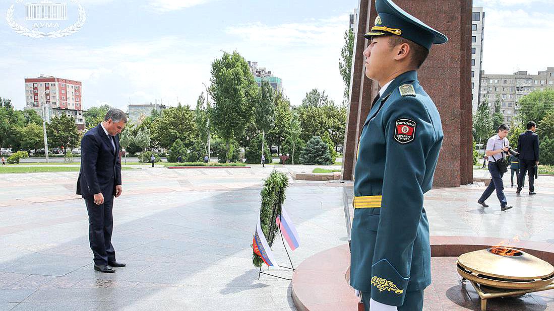 Председатель Государственной Думы Вячеслав Володин во время возложение венка к Вечному огню на площади Победы. Автор фото: Анна Исакова/Фотослужба Государственной Думы