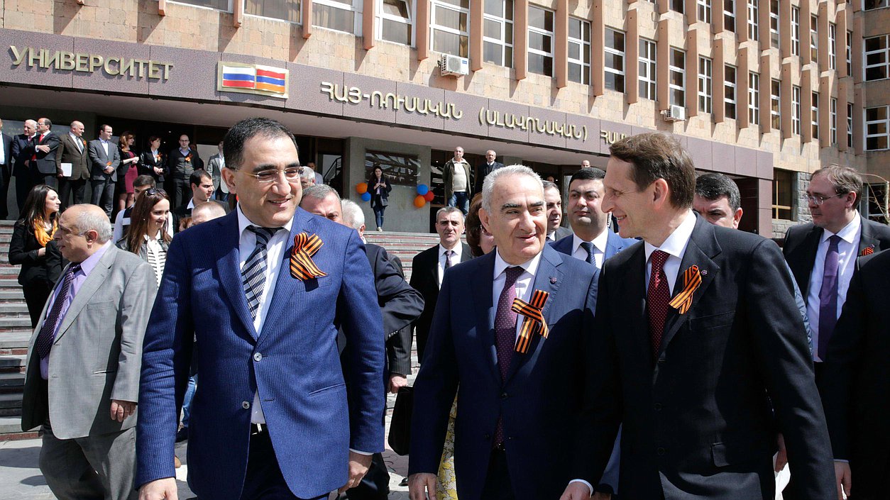 Рабочий визит Председателя Государственной Думы Федерального Собрания Российской Федерации С.Е. Нарышкина в Республику Армения. Прибытие к зданию Российско-Армянского (Славянского) университета.
