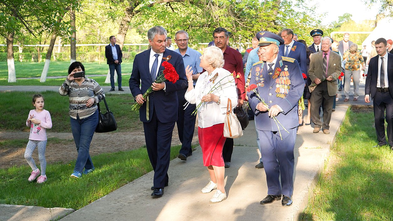 Вячеслав Володин обсудил с жителями Энгельса идею нового памятника  легендарному штурману Марине Расковой