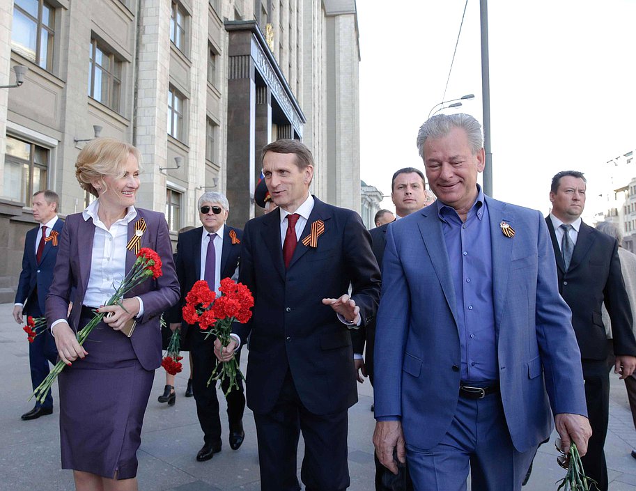 Церемония возложения венков к Могиле Неизвестного солдата у Кремлевской стены и памятнику Г.К.Жукову.