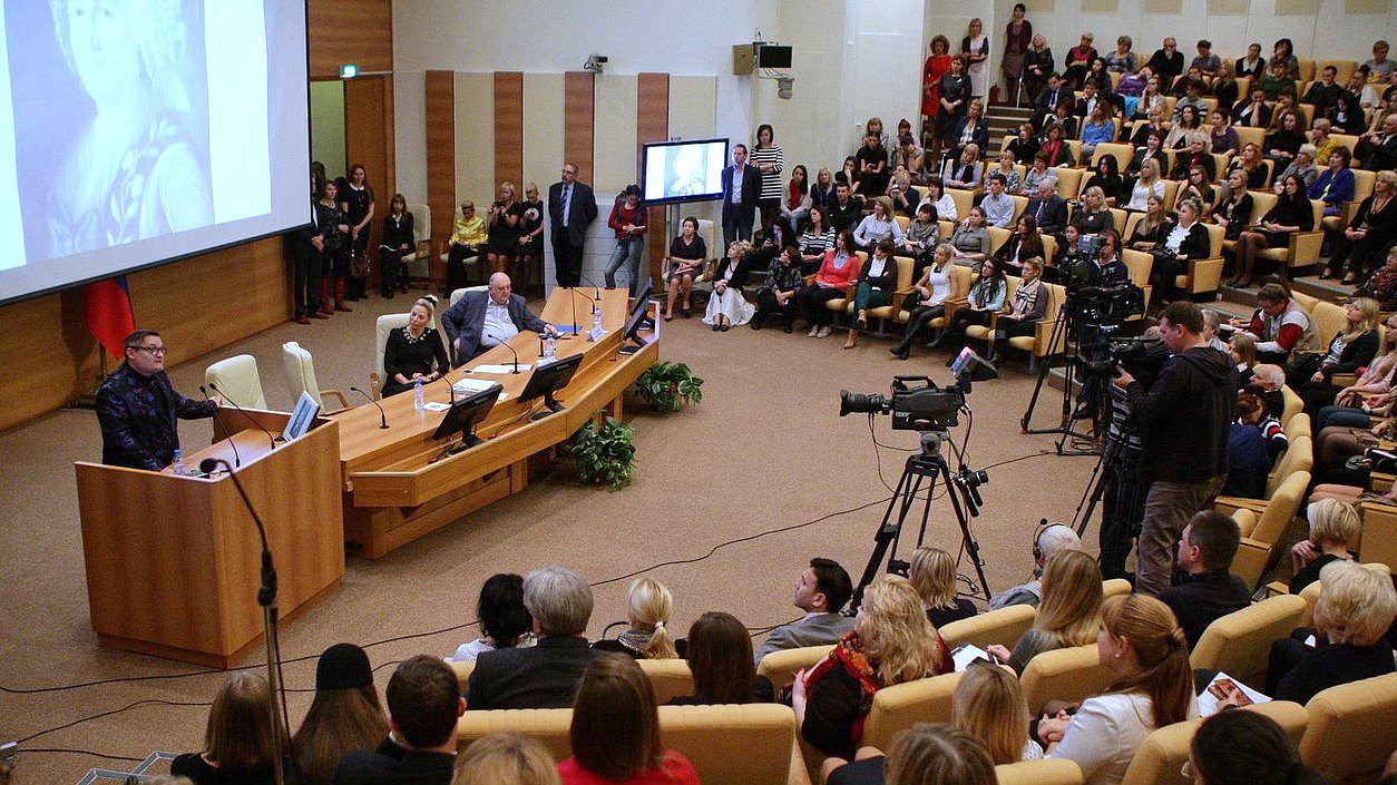   Лекция историка моды, искусствоведа Александра Васильева.