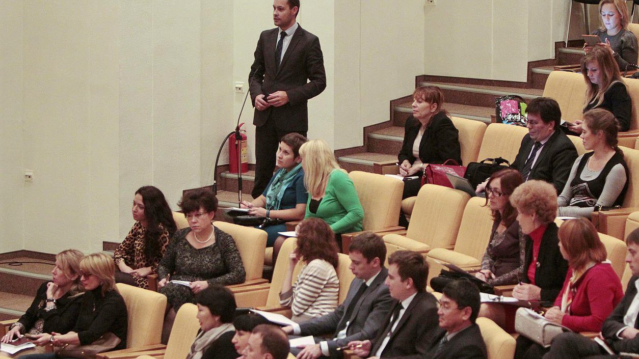 Семинар с участием руководителей пресс-служб законодательных(представительных) и исполнительных органов государственной власти субъектов Российской Федерации, посвящённого 20-летию Федерального Собрания Российской Федерации. Малый зал. Вопрос из зала 