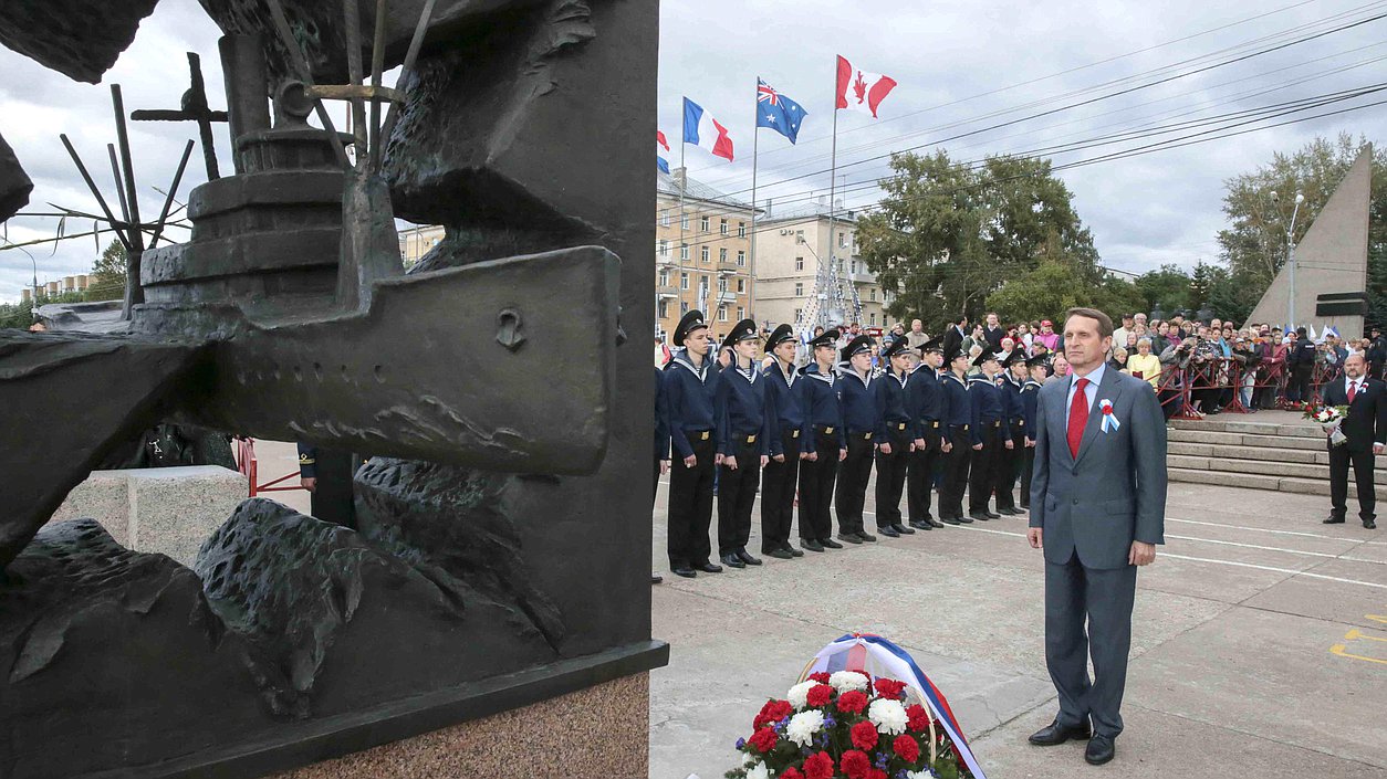 Возложение корзины цветов к памятнику участникам Северных конвоев 1941-1945 гг.