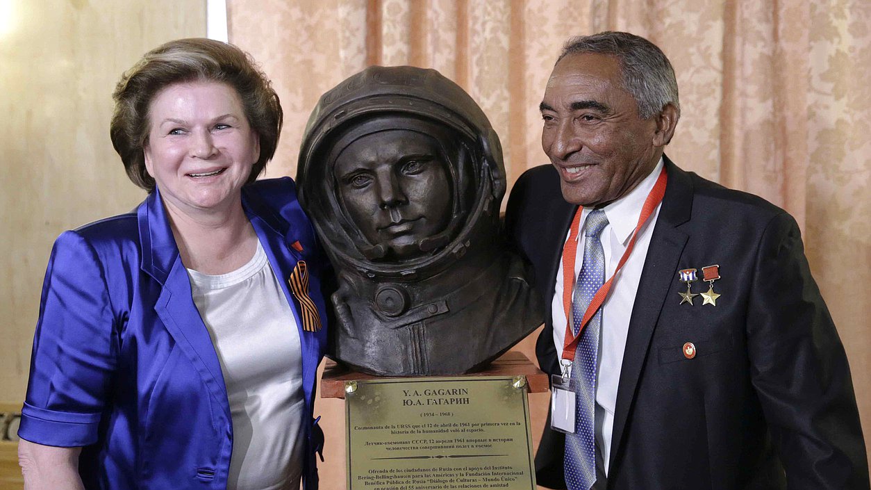Передача бюста Ю.А.Гагарина кубинской стороне.