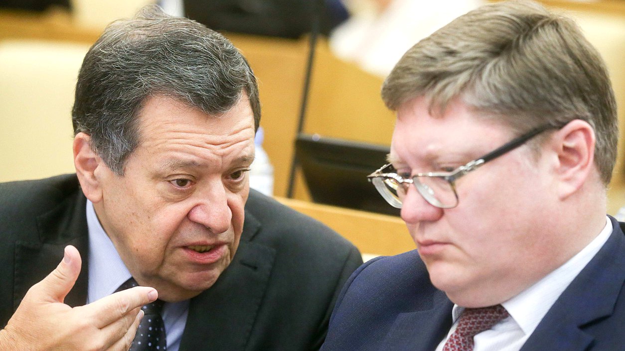 Председатель Комитета по бюджету и налогам Андрей Макаров и член Комитета по бюджету и налогам Андрей Исаев