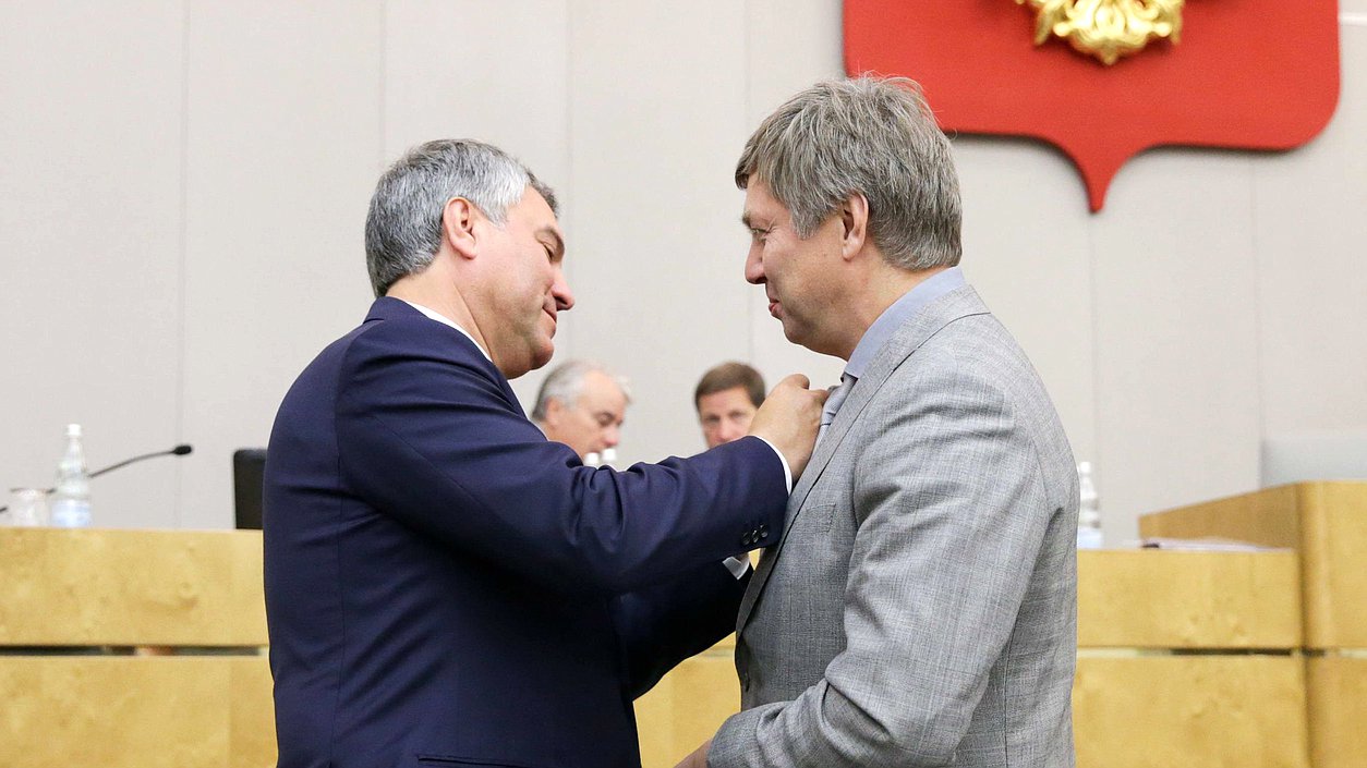 Председатель Государственной Думы Вячеслав Володин и Первый заместитель Председателя Комитета по транспорту и строительству Алексей Русских