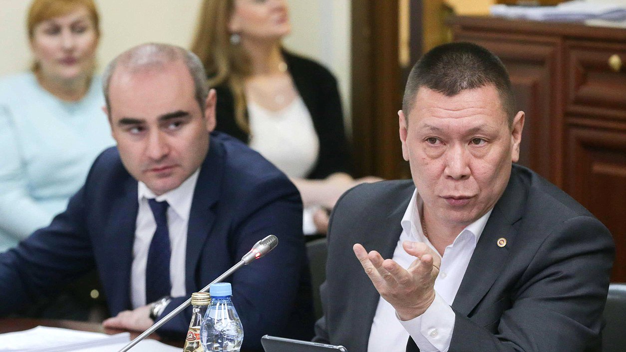 Член Комитета по делам национальностей Григорий Ледков во время заседания Комитета.