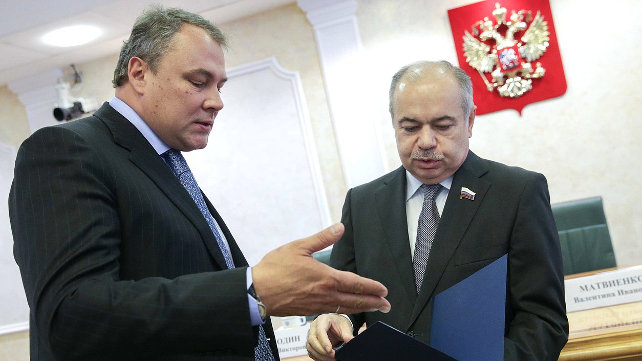 Заместитель председателя Государственной Думы Петр Толстой и заместитель Председателя Совета Федерации Ильяс Умаханов