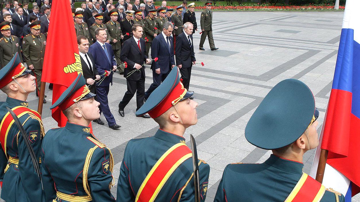   Церемония возложения цветов к могиле неизвестного солдата.