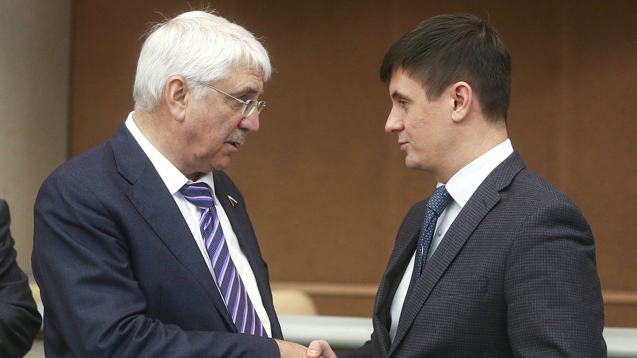 Заместитель Председателя Комитета по международным делам Алексей Чепа и член Комитета по информационной политике, информационным технологиям и связи Вадим Деньгин
