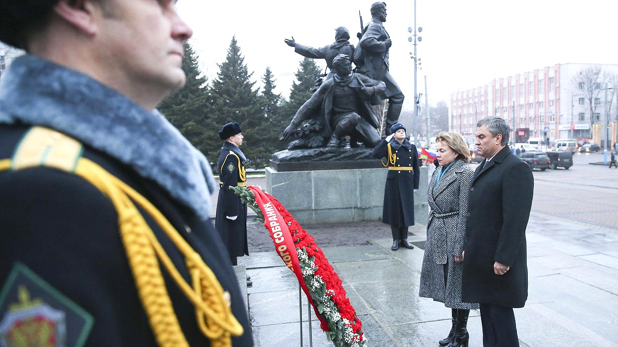 Председатель Государственной Думы Вячеслав Володин и заместитель Председателя Парламентского Собрания Союза Беларуси и России Марианна Щёткина во время возложения венка к Вечному огню на Площади Партизан и к памятнику воинам и партизанам - освободителям Брянска. Автор фото: Марат Абулхатин/Фотослужба Государственной Думы